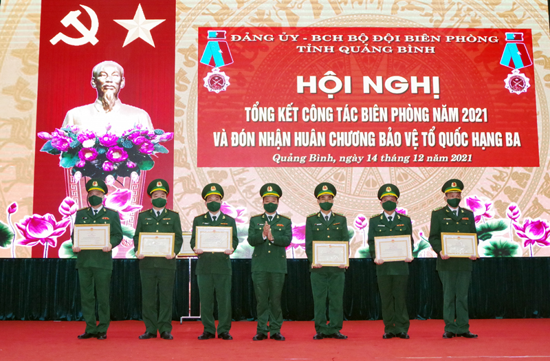 Thừa ủy quyền của Bộ trưởng Bộ Quốc phòng, đại tá Trịnh Thanh Bình trao bằng khen của Bộ trưởng Bộ Quốc phòng cho các tập thể.