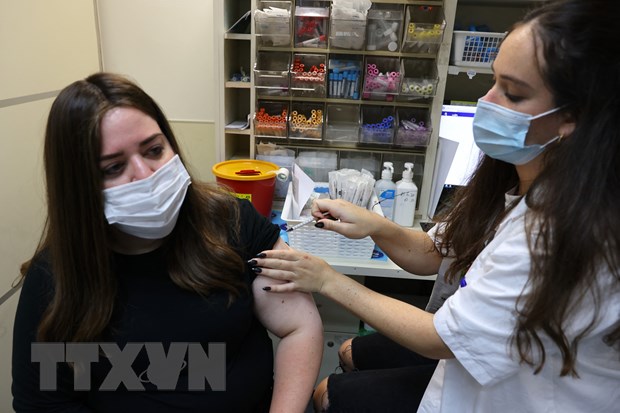 Nhân viên y tế Israel tiêm mũi vaccine tăng cường phòng COVID-19 của Pfizer cho người dân tại Jerusalem ngày 20-8-2021. (Ảnh: AFP/TTXVN)