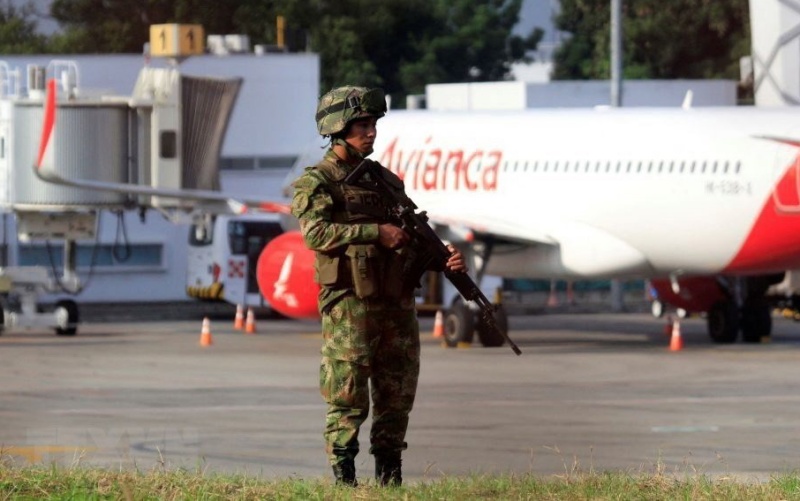Binh sĩ Colombia gác gần đường băng sân bay Camilo Daza, ở thành phố Cucuta, đông bắc Colombia, sau vụ nổ bom. (Ảnh: AP/TTXVN)
