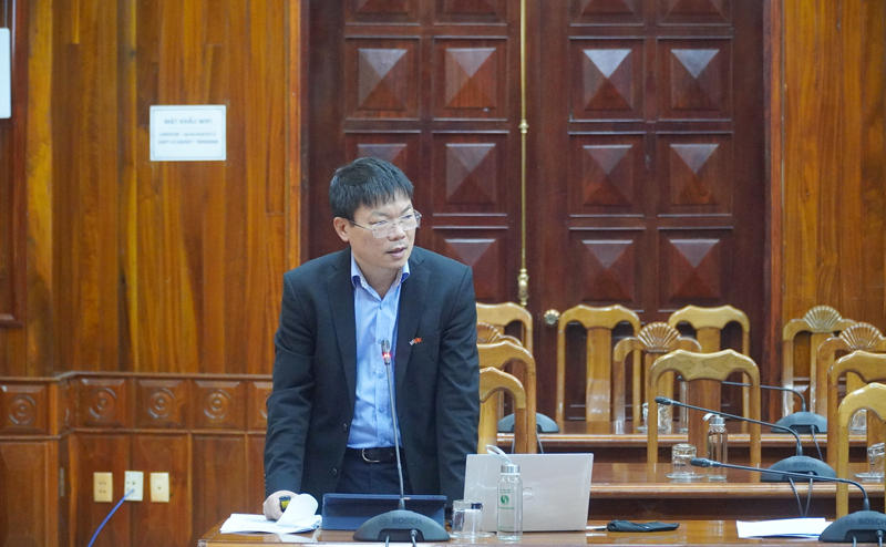 Giám đốc Sở Y tế Dương Thanh Bình báo cáo tình hình thực hiện Chiến dịch tiêm chủng vắc xin Covid-19 của tỉnh.