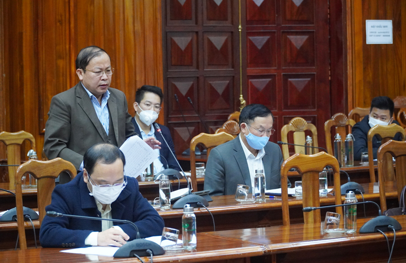 Đại diện lãnh đạo huyện Minh Hóa báo cáo công tác triển khai tiêm vắc xin cho đồng bào dân tộc thiểu số.