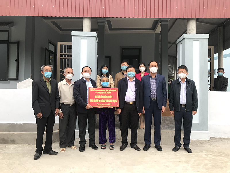  Đồng chí Phó Bí thư Thường trực Tỉnh ủy Trần Hải Châu và các thành viên đoàn công tác trao số tiền hỗ trợ xây dựng nhà ở cho bà Đoàn Thị Kiểu.