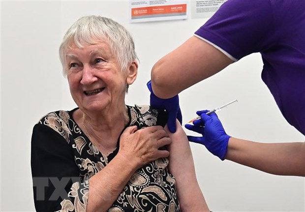 Tiêm vaccine ngừa COVID-19 tại Sydney, Australia. (Ảnh: AFP/TTXVN)