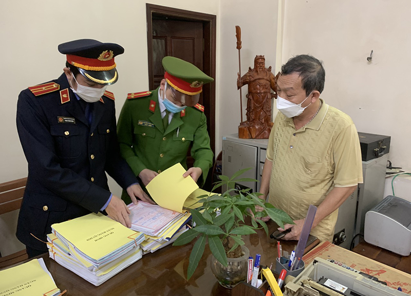 Cơ quan Cảnh sát điều tra Công an tỉnh khám xét nơi ở và nơi làm việc của Đặng Hữu Quang.