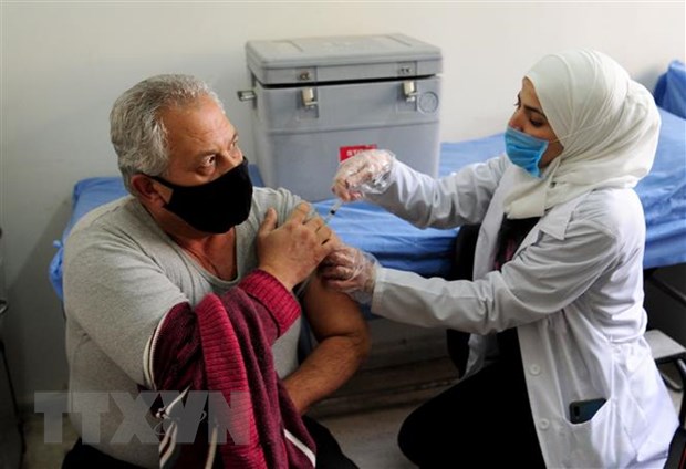 Nhân viên y tế tiêm vaccine phòng COVID-19 cho người dân tại Damascus, Syria. (Ảnh: THX/TTXVN)