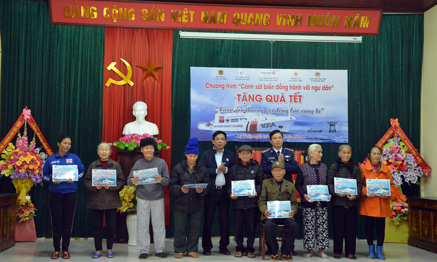  Đại diện lãnh đạo BTL Vùng Cảnh sát biển 1 và Ban Dân vận Tỉnh ủy tặng quà cho bà con nhân dân xã Lộc Thủy (Lệ Thủy).