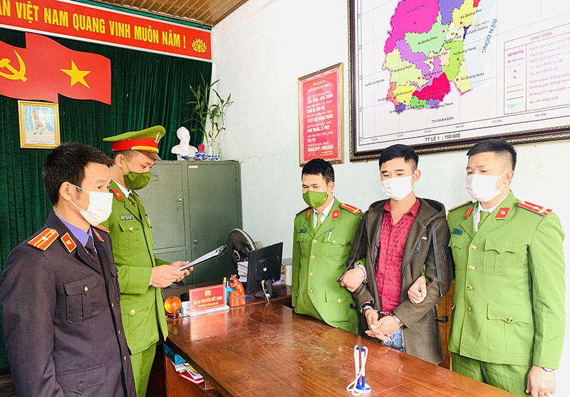 Cơ quan Cảnh sát điều tra Công an huyện Quảng Trạch thi hành lệnh bắt đối với Lê Xuân Dũng về hành vi làm nhục người khác.