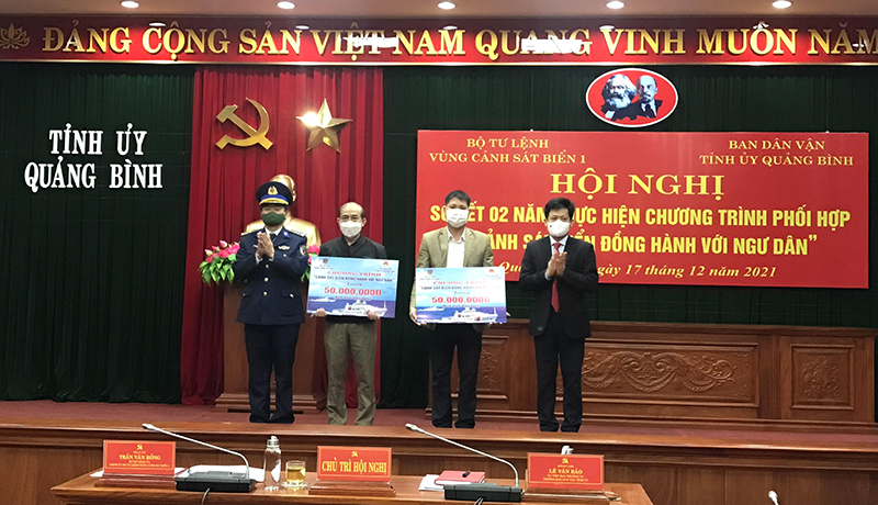 Lãnh đạo Ban Dân vận Tỉnh ủy và BTL Vùng Cảnh sát biển 1 đã trao hỗ trợ 100 triệu đồng cho ngư dân huyện Lệ Thủy và huyện Quảng Trạch.
