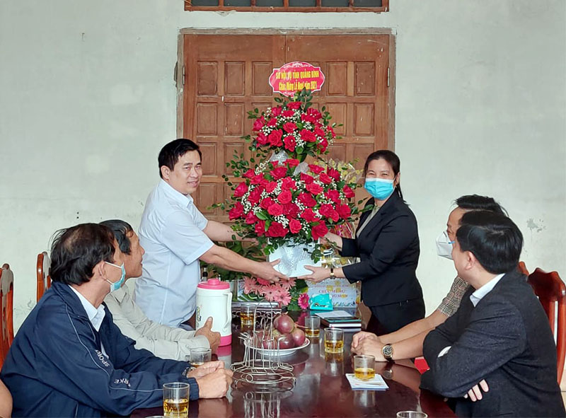 Đại diện lãnh đạo Sở Nội vụ tặng hoa và quà cho linh mục Nguyễn Hữu Sáng