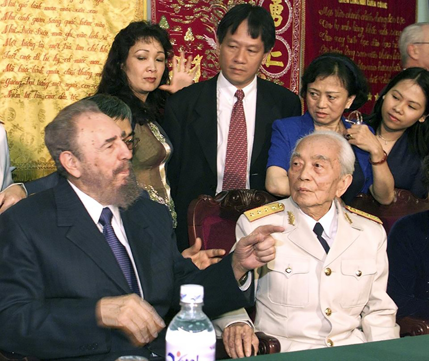 Chủ tịch Cuba Fidel Castro đến thăm Đại tướng Võ Nguyên Giáp tại nhà riêng của ông ở Hà Nội ngày 22-2-2003. Ảnh: REUTERS. <em>(Theo Báo Quân đội nhân dân điện tử)</em>