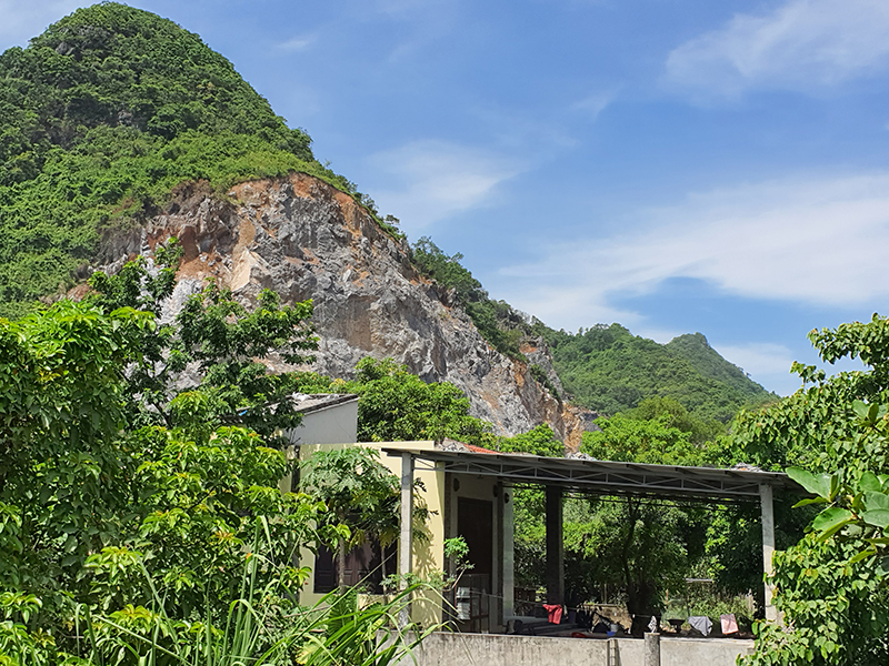 UBND huyện Quảng Ninh cấp GCNQSDĐ cho 2 hộ gia đình có nhà ở nằm trong phạm vi hành lang an toàn nổ mìn thuộc mỏ đá của Công ty Thế Thịnh.