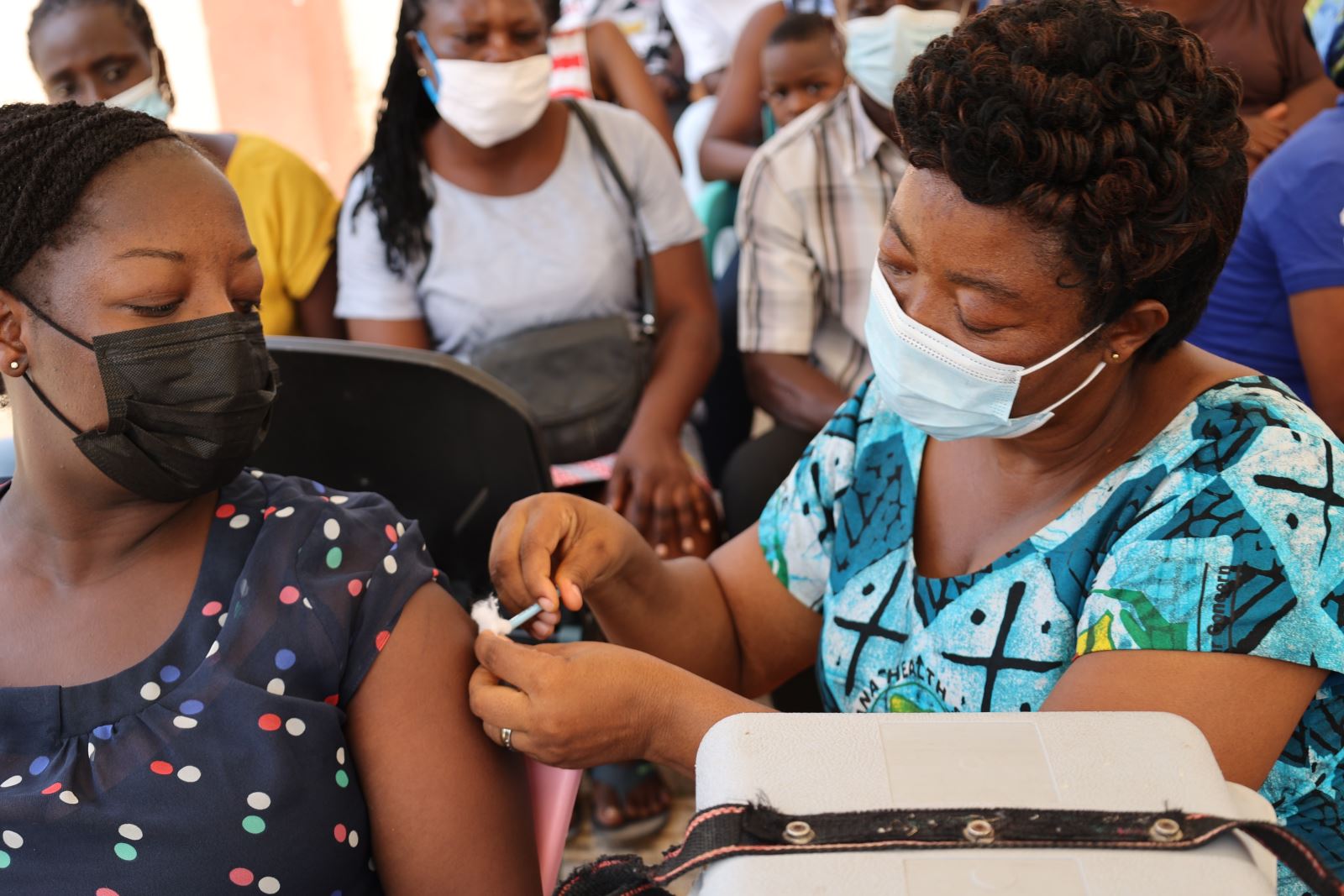  Nhân viên y tế tiêm vaccine phòng COVID-19 cho người dân tại Accra, Ghana, ngày 13-12-2021. Ảnh: THX/TTXVN