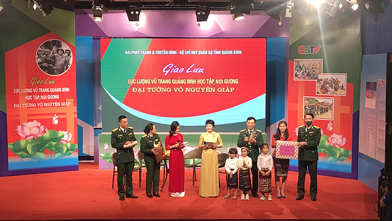  Lãnh đạo Bộ CHQS tỉnh tặng quà cho khách mời tại chương trình.