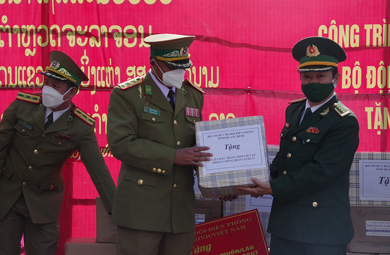 Đại tá Trịnh Thanh Bình, Chỉ huy trưởng trao vật chất, thiết bị y tế cho lực lượng Công an tỉnh Khăm Muộn. Đại tá Thíp Phạ Chăn Phô Xay, Giám đốc thay mặt đoàn tiếp nhận.