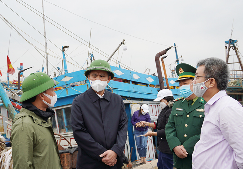 Đồng chí Chủ tịch UBND tỉnh Trần Thắng kiểm tra công tác phòng chống bão số 9 tại Khu neo đậu tránh trú bão cho tàu cá Cửa Gianh, huyện Bố Trạch.