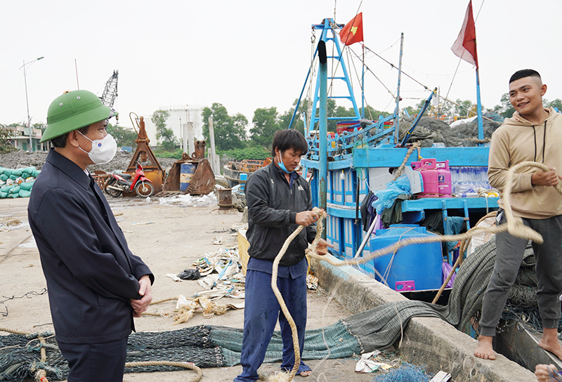 Đồng chí Chủ tịch UBND tỉnh Trần Thắng trò chuyện với ngư dân tỉnh Bình Định vào neo đậu tàu thuyền tại âu thuyền Cửa Gianh.