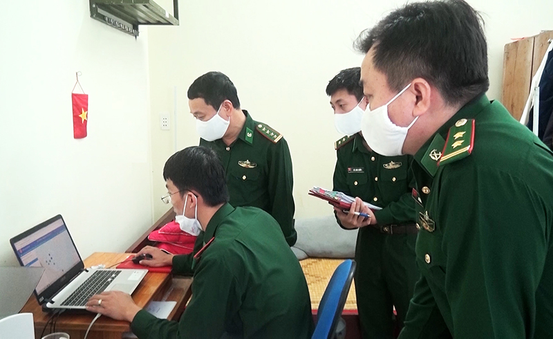 Đại tá Trịnh Thanh Bình, Chỉ huy trưởng Bộ đội Biên phòng Quảng Bình chỉ đạo đơn vị kiểm tra vị trí các tàu đang tránh trú bão trên hệ thống giám sát hành trình VMS.