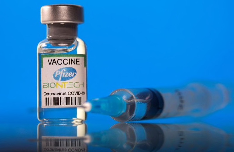  Một lọ vaccine COVID-19 của hãng Pfizer/BioNTech. Ảnh: Reuters