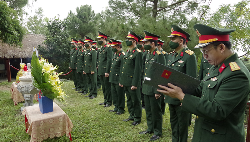 Đoàn đại biểu BCH Quân sự tỉnh báo công trước anh linh Đại tướng Võ Nguyên Giáp.