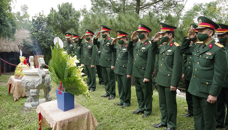 Dâng hương trước lăng mộ Đại tướng Võ Nguyên Giáp.
