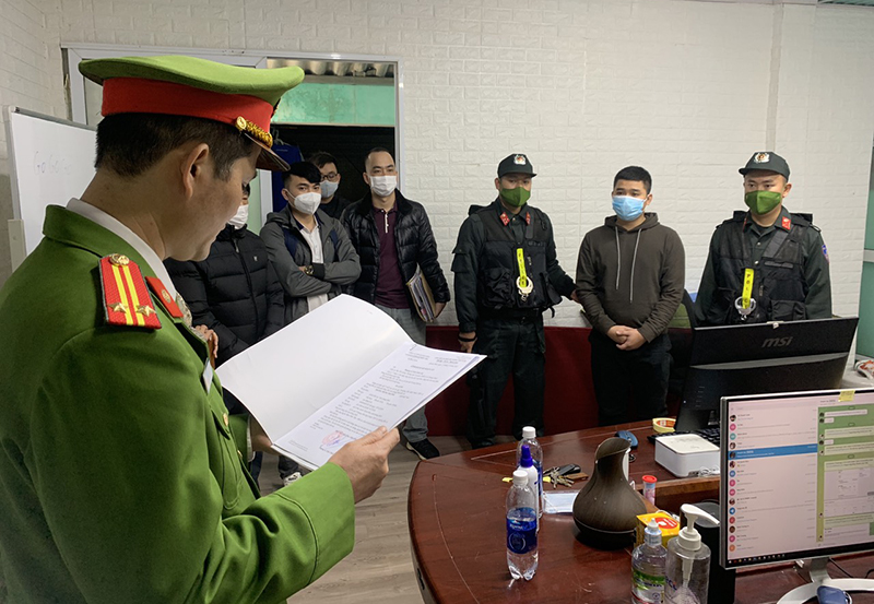 Cơ quan Cảnh sát điều tra Công an tỉnh thi hành lệnh khám xét khẩn cấp nơi ở của Hoàng Trung Thương.