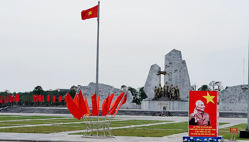  TP. Đồng Hới rực rỡ cờ hoa chào mừng kỷ niệm 110 năm Ngày sinh Đại tướng Võ Nguyên Giáp.