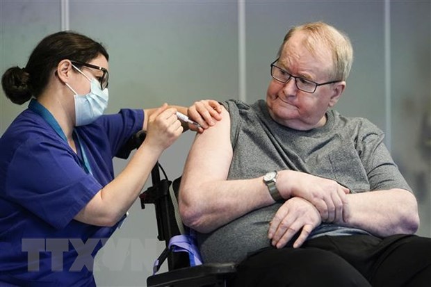 Nhân viên y tế tiêm vaccine phòng COVID-19 cho người dân tại Oslo, Na Uy. (Ảnh: AFP/TTXVN)