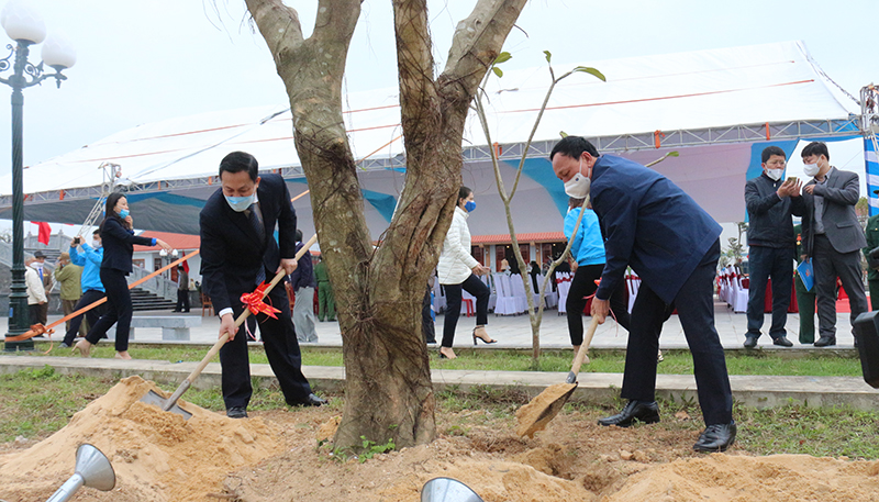 Các đại biểu trồng cây lưu niệm trong khuôn viên khu tưởng niệm.