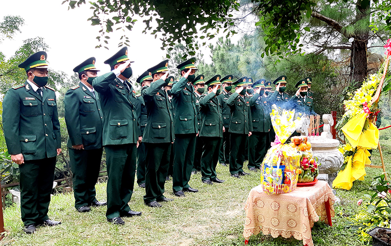 Lãnh đạo và cán bộ, chiến sĩ BĐBP tỉnh, Đồn Biên phòng Roòn dâng hương mộ Đại tướng Võ Nguyên Giáp
