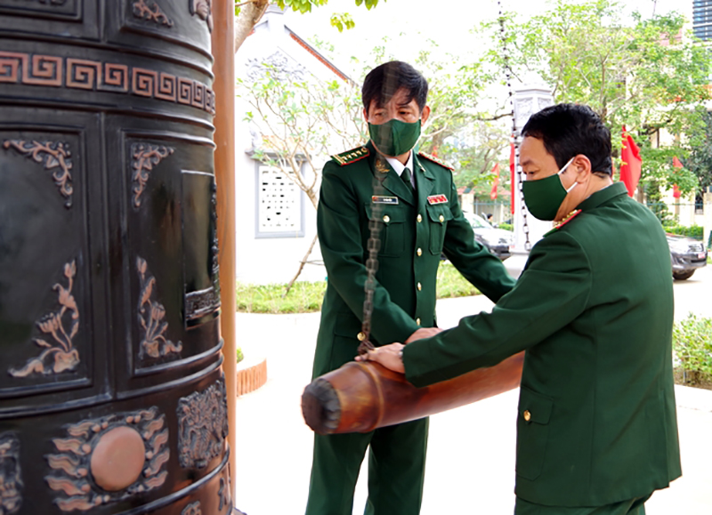 Lãnh đạo Đảng ủy, Bộ Chỉ huy BĐBP tỉnh rung chuông tại Đền thờ Bác Hồ và các Anh hùng liệt sỹ 