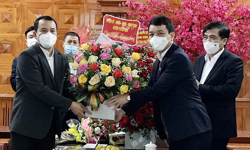 Lãnh đạo huyện Tuyên Hoá tặng hoa chúc mừng giáo xứ Tân Hội. 