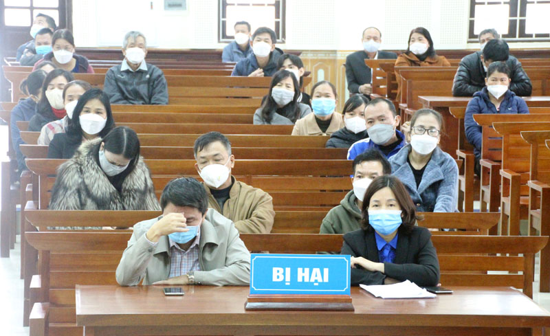 Các nạn nhân và thân nhân của các nạn nhân tham dự phiên tòa với nỗi đau hằn rõ trên gương  mặt