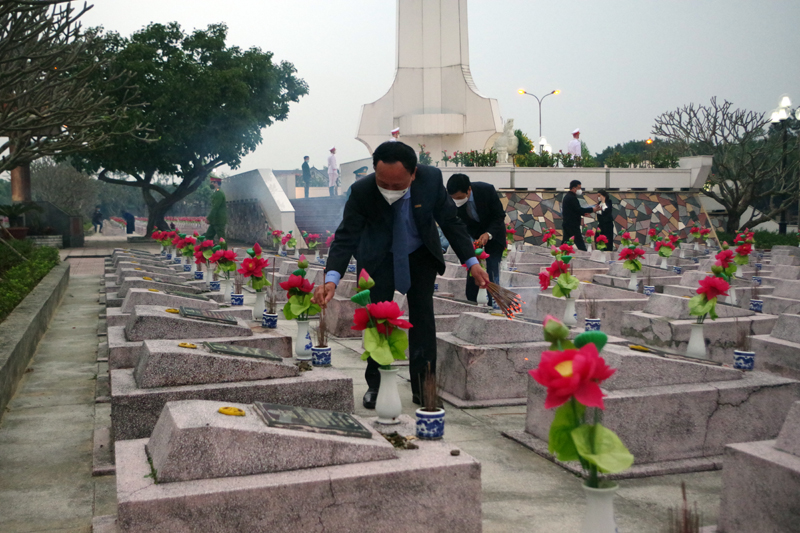 Các đại biểu cũng đã kính cẩn dâng hương lên từng phần mộ các anh hùng liệt sỹ