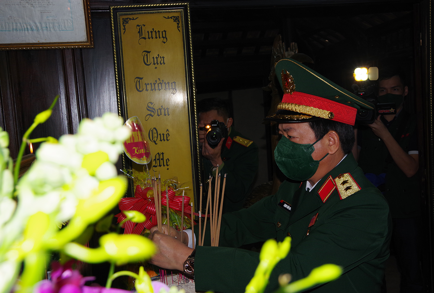 Trung tướng Trịnh Văn Quyết, Ủy viên Trung ương Đảng, Phó Chủ nhiệm Tổng cục Chính trị dâng hương tưởng niệm Đại tướng Võ Nguyên Giáp.