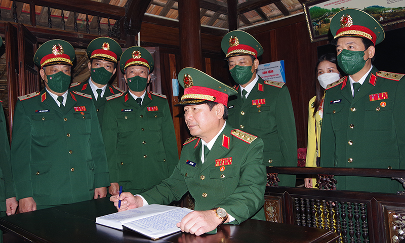 Thượng tướng Lê Huy Vịnh, Ủy viên Trung ương Đảng, Thứ trưởng Bộ Quốc phòng ghi sổ lưu niệm tại Nhà lưu niệm Đại tướng Võ Nguyên Giáp.