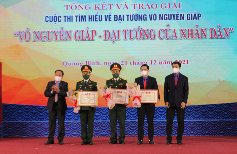 Đồng chí Trần Hải Châu, Phó Bí thư Thường trực Tỉnh ủy và đại diện Trung ương Đoàn trao bằng khen cho các tập thể.