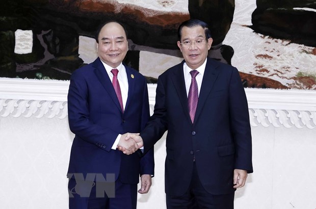 Chủ tịch nước Nguyễn Xuân Phúc gặp Thủ tướng Campuchia Samdech Techo Hun Sen. (Ảnh: Thống Nhất/TTXVN)