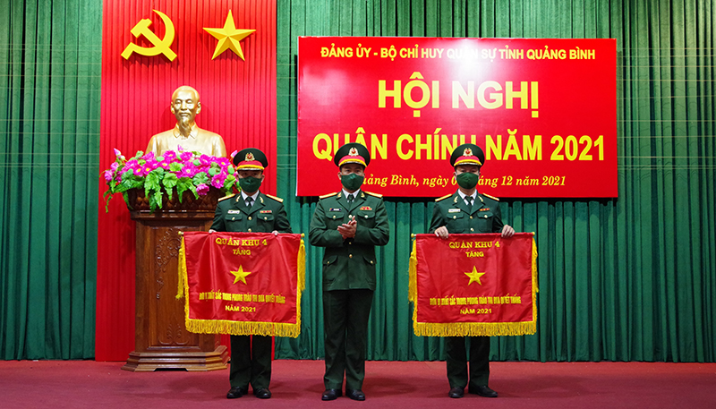  Đại diện lãnh đạo Ban CHQS huyện Lệ Thủy nhận cờ thi đua xuất sắc.