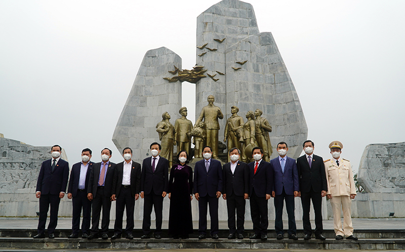 Thủ tướng Chỉnh phủ và đoàn đại biểu tham quan Tượng đài Bác Hồ với nhân dân Quảng Bình.