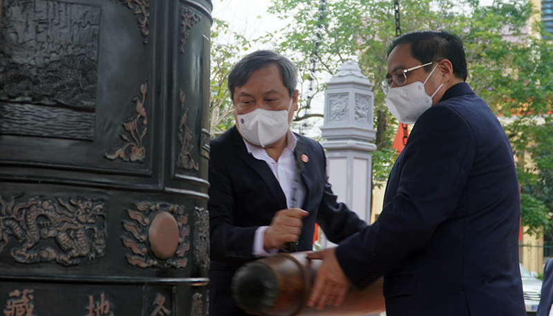 Thủ tướng Chính phủ Phạm Minh Chính và đồng chí Vũ Đại Thắng, Bí thư Tỉnh ủy Quảng Bình thực hiện nghi thức thỉnh chuông.