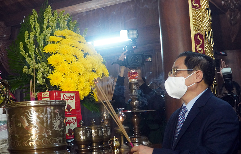 Thủ tướng Chính phủ Phạm Minh Chính dâng hương tại đền thờ.