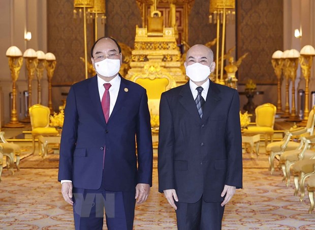 Chủ tịch nước Nguyễn Xuân Phúc và Quốc vương Norodom Sihamoni tại Cung điện Hoàng gia Campuchia. (Ảnh: Thống Nhất/TTXVN)