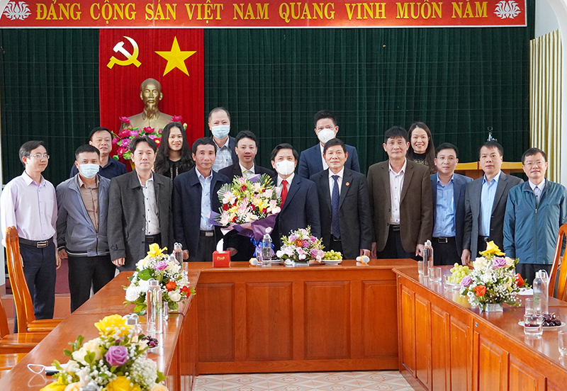 Lãnh đạo Sở GTVT tỉnh Quảng Bình tặng hoa cho Bộ trưởng Nguyễn Văn Thể.