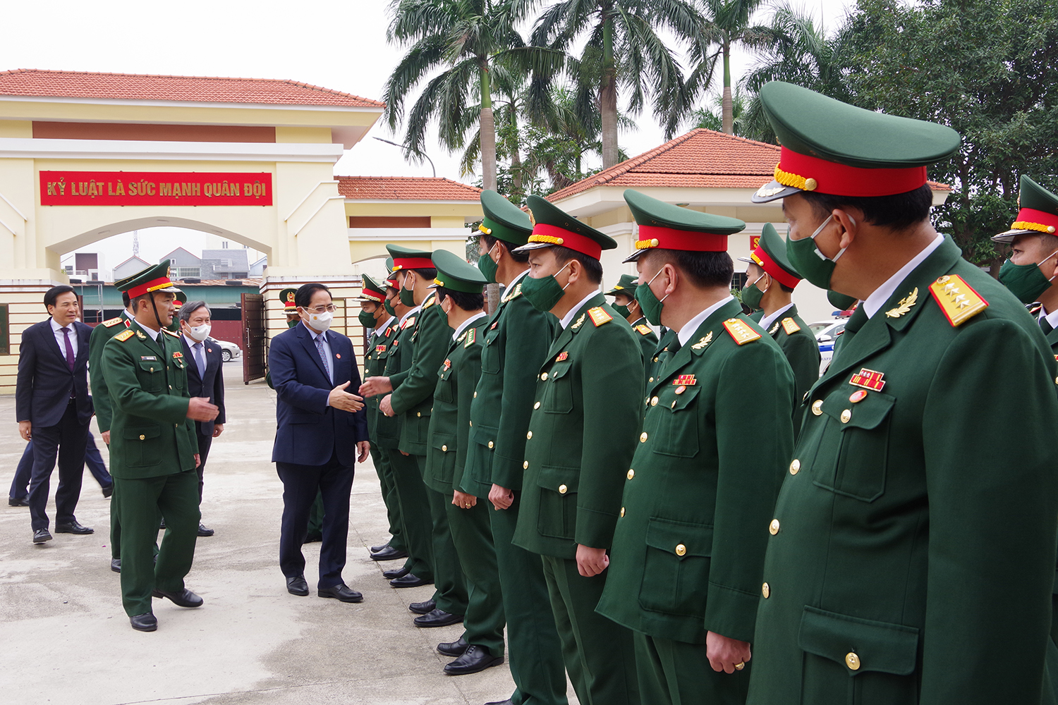 Thủ tướng Chính phủ Phạm Minh Chính thăm, chúc mừng Bộ Chỉ huy Quân sự tỉnh.