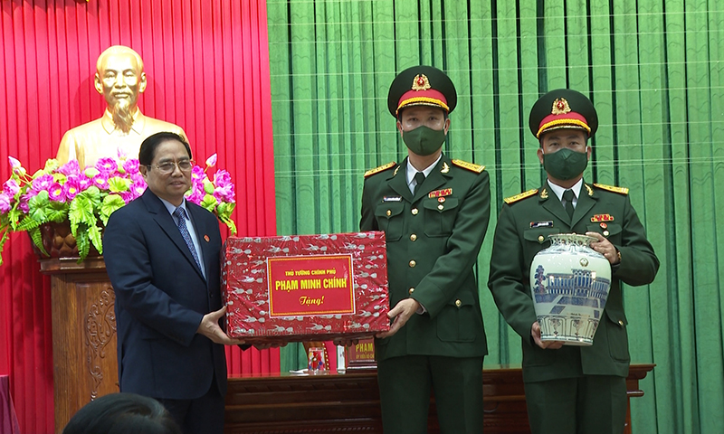 Thủ tướng Chính phủ Phạm Minh Chính tặng quà chúc mừng Bộ Chỉ huy Quân sự tỉnh.
