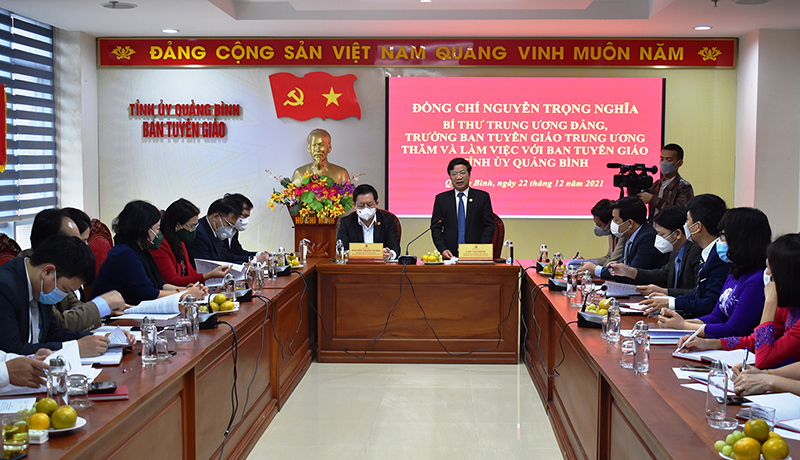 Đồng chí Trưởng ban Tuyên giáo Tỉnh ủy Cao Văn Định đã báo cáo kết quả thực hiện công tác tuyên giáo của tỉnh Quảng Bình trong thời gian qua và một số định hướng lớn trong năm 2022