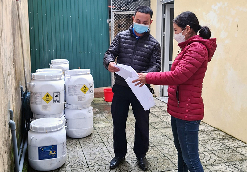 Cán bộ Trung tâm Dịch vụ nông nghiệp huyện Lệ Thủy kiểm tra số lượng hóa chất trước khi phân bổ về các địa phương.