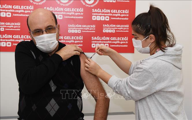   Nhân viên y tế tiêm vaccine ngừa COVID-19 tại Istanbul, Thổ Nhĩ Kỳ. Ảnh: THX/TTXVN