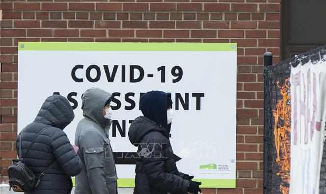  Người dân đeo khẩu trang phòng lây nhiễm COVID-19 tại Toronto, Canada. Ảnh: THX/TTXVN