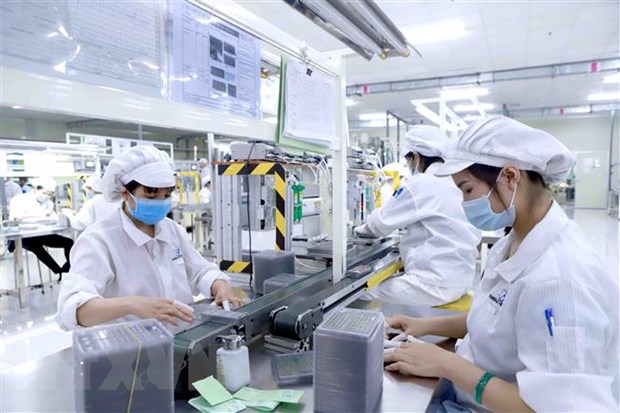  Sản xuất linh kiện điện tử tại Công ty Youngbag ViiNa khu Công nghiệp Bình Xuyên, Vĩnh Phúc. (Ảnh: Hoàng Hùng/TTXVN)
